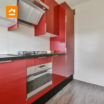 cocina-con-muebles-de-melamina-rojo-vino