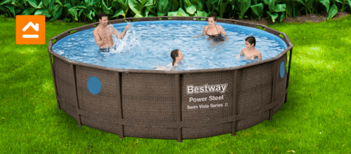 familia-banandose-en-piscina-estructural