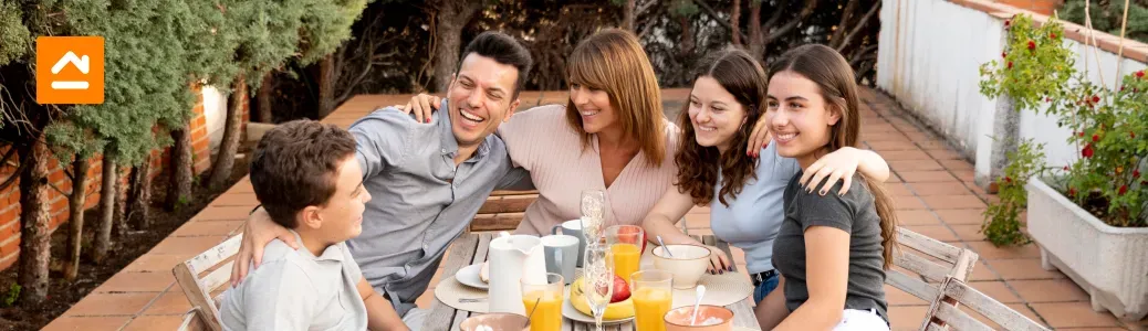 familia-disfrutando-en-terraza