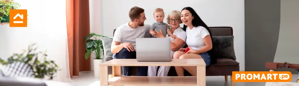 familia-sentada-en-sillon-en-sala-de-casa