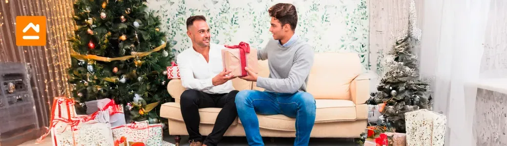 hombre-dando-regalo-de-navidad-a-amigo