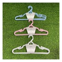 Percha de Plastico Blanco con Detalle Circular en Medio de 4 Piezas Y+Regalo Sticker