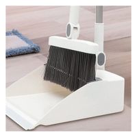 Utensilio de limpieza con escoba para mantener pisos limpios y ordenados Blanco