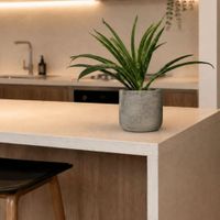 Planta artificial artesanal con macetero gris - Liriope 28.5 cm