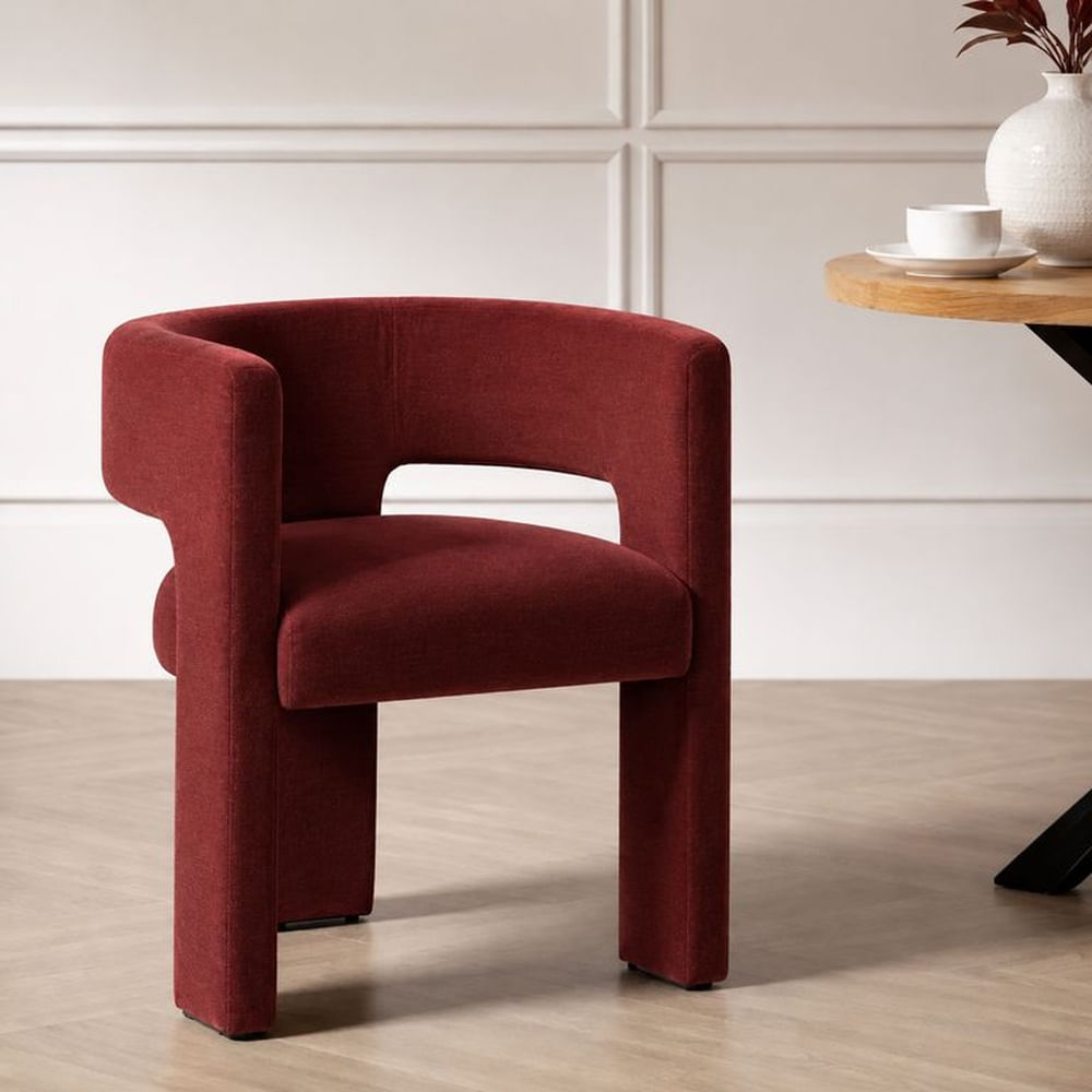 Butaca Blend de forma orgánica, tapizada en tela peruana color rojo vino Refer Store