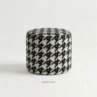 PUFF TAPIZADO EN TELA IMPORTADA, PATRONES COLOR BLANCO Y NEGRO- REFER STORE