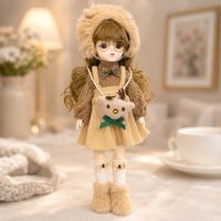 Muñeca articulada de colección con vestido cafe