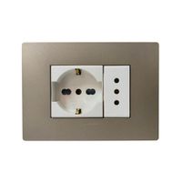 TOMACORRIENTE DOBLE 1 SCHUKO Y 1 3 EN LINEA S33 PLACA ARENA Y DADOS S22 BLANCOS SINTHESI