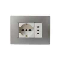 TOMACORRIENTE DOBLE 1 SCHUKO Y 1 3 EN LINEA S33 PLACA PLATA Y DADOS S22 BLANCOS SINTHESI