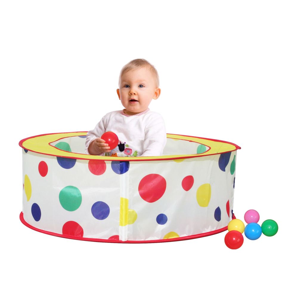 bebe en piscina de pelotas