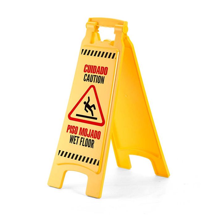 La Estrategia Definitiva: Dónde y Cómo Colocar Señalamientos para Evitar Accidentes Laborales. 4 Dispositivos de advertencia laboral: Señal de 'Piso Resbaladizo' colocada estratégicamente en una zona de lavado industrial en Arequipa.