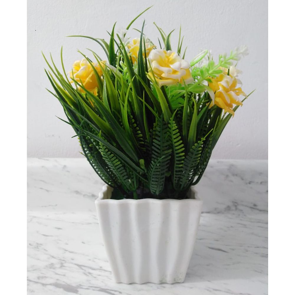 Planta Artificial Decorativa Pequeña con Maceta en Color Amarillo - Promart