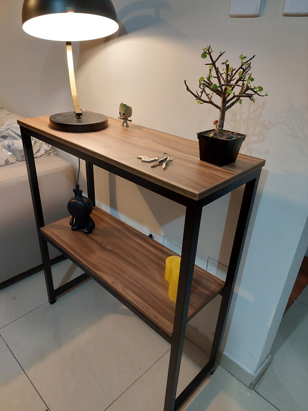 Recibidor industrial doble nivel color nogal