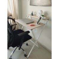 Escritorio plegable color manzano con estructura blanca