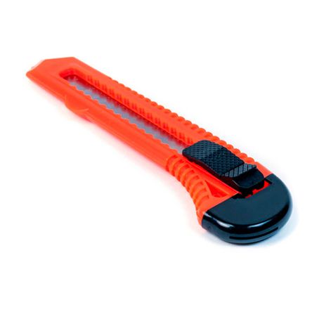 Taglierina Multiuso NT Cutter M-500P Per Plastica – Con Lame Di Ricambio Incorporate, Colore Rosso