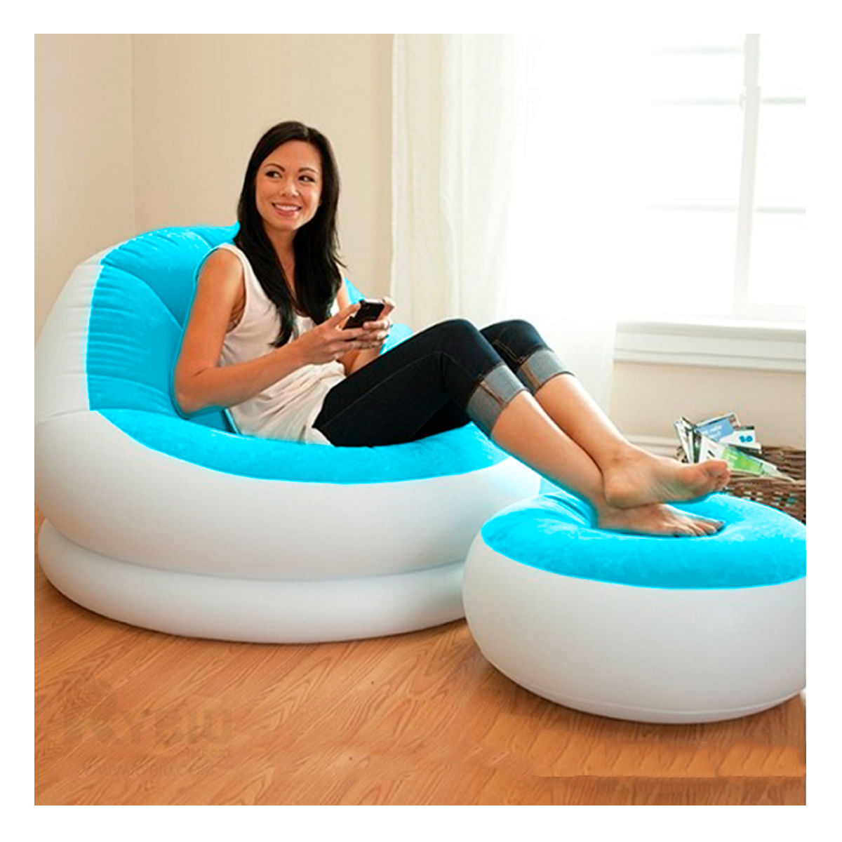 Flocado Sofa y Poof Celeste para Interiores