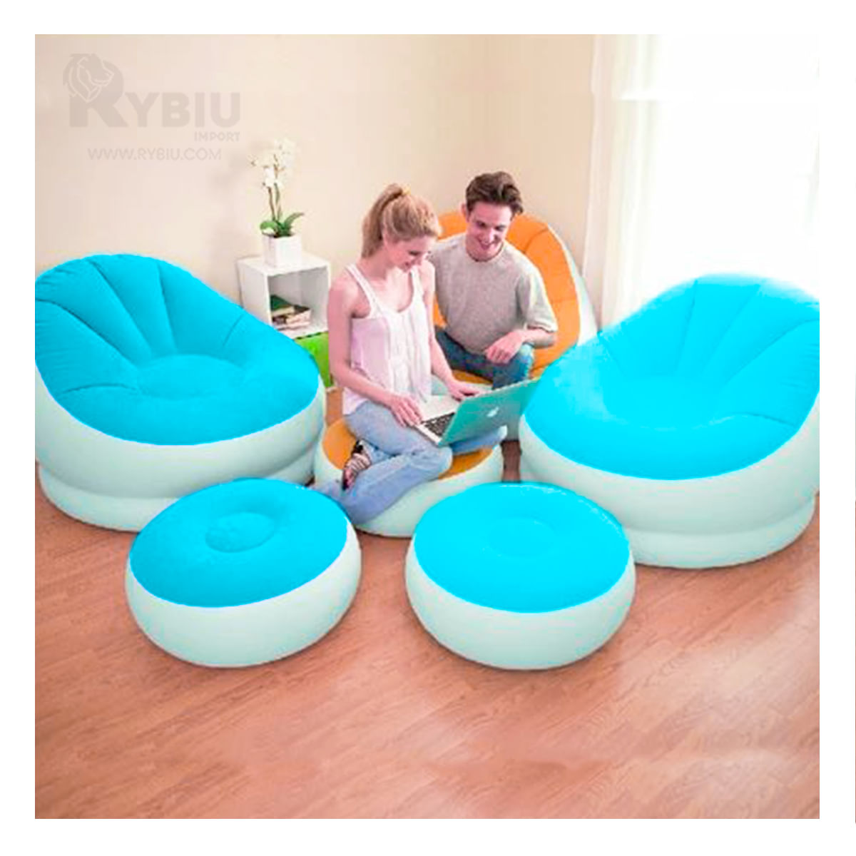 Flexibilidad Comoda con Sofa y Poof Celeste