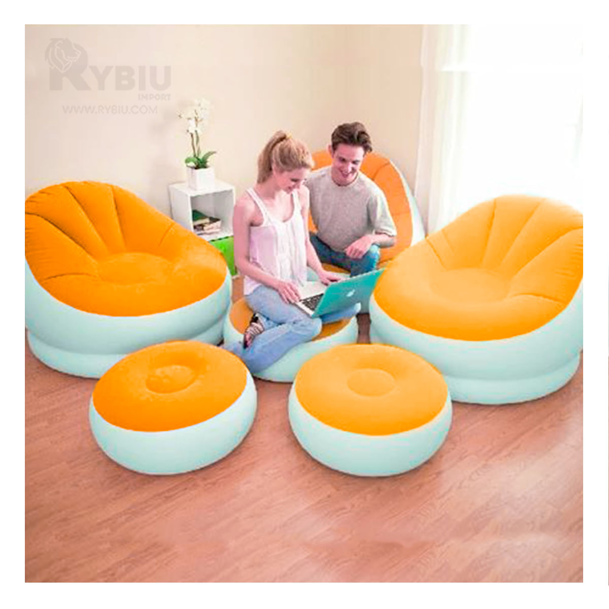 Flexibilidad Comoda con Sofa y Poof Anaranjado