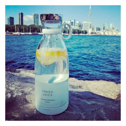 Licuadora Portatil Recargable Multiuso de Tono Blanco Licuadora Portatil Recargable Multiuso de Tono Blanco