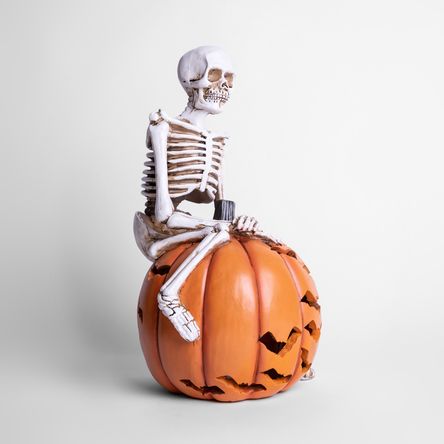 Esqueleto sobre Calabaza con Led Interior 21x20x39 cm Resina Frank & Mortis Halloween