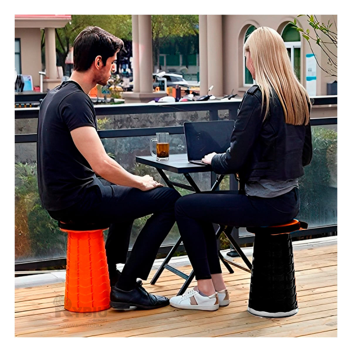 Silla Compacta de Color Anaranjado Y+Agendita