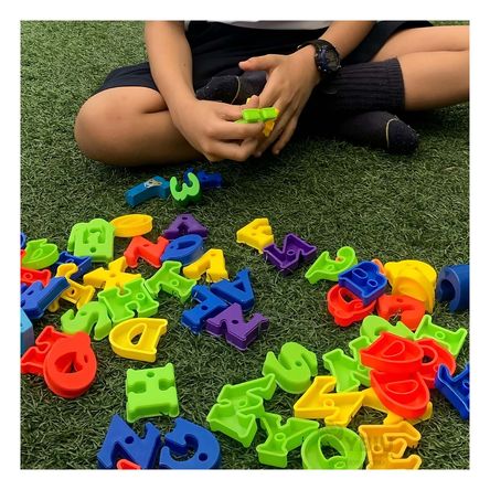 Piezas Montables para Jugar en Multicolor Y+Post-it adhesivos Piezas Montables para Jugar en Multicolor Y+Post-it adhesivos