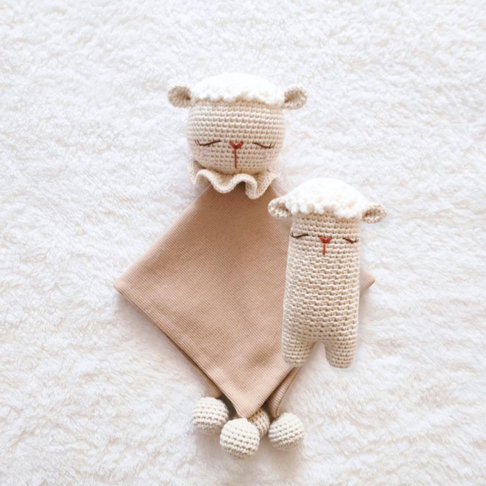 Pack Manta de Apego y Muñeco Sonaja para Bebés BE CRAFTY Oveja Beige en Algodón Antialérgico