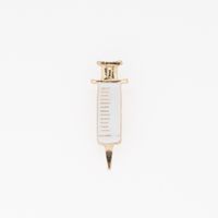 Pin Médico de Metal KAMED Diseño Jeringa