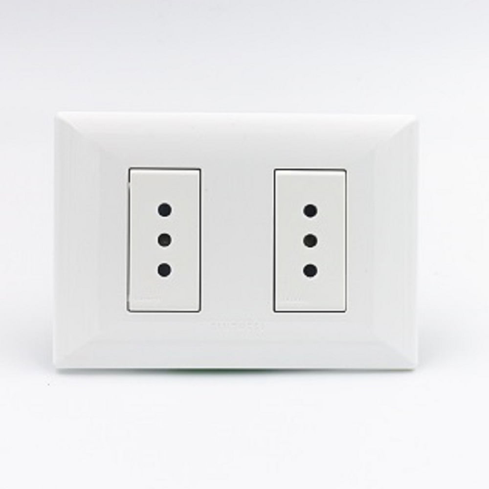 TOMACORRIENTE DOBLE 3 EN LINEA SINTHESI S22 PLACA BLANCA Y DADOS BLANCOS