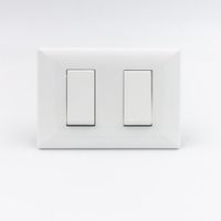 INTERRUPTOR DOBLE 1 SIMPLE Y 1 CONMUTADOR 3 VIAS SINTHESI S22 PLACA BLANCA Y DADOS BLANCOS