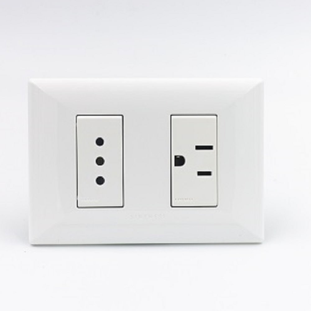 TOMACORRIENTE DOBLE 1 3 EN LINEA Y 1 AMERICANO SINTHESI S22 PLACA BLANCA Y DADOS BLANCOS