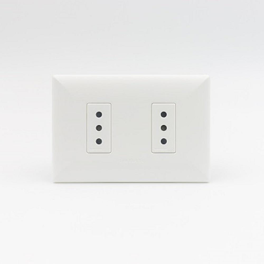 TOMACORRIENTE DOBLE 3 EN LINEA SINTHESI S17 PLACA BLANCA Y DADOS BLANCOS