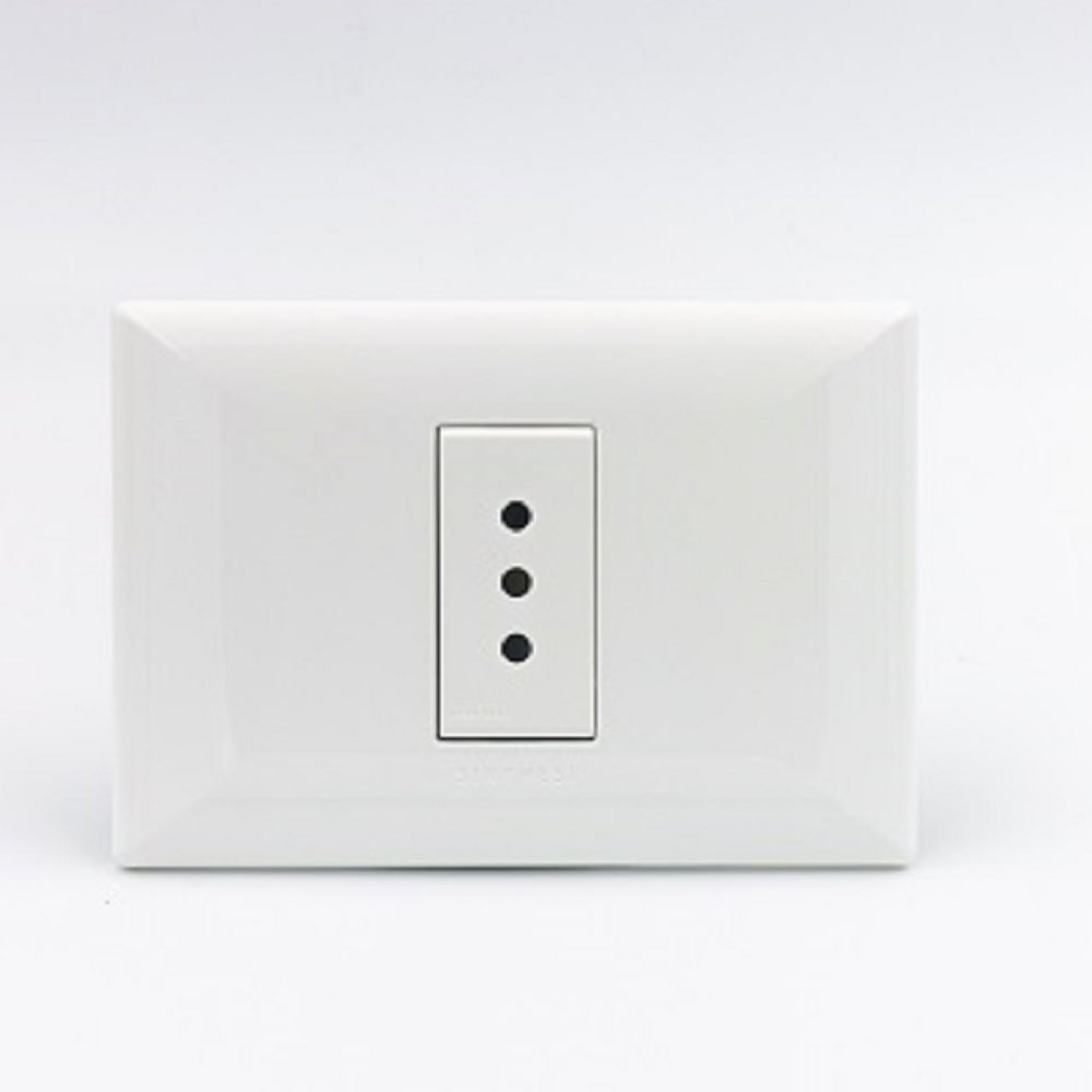 TOMACORRIENTE SIMPLE 3 EN LINEA SINTHESI S22 PLACA BLANCA Y DADO BLANCO