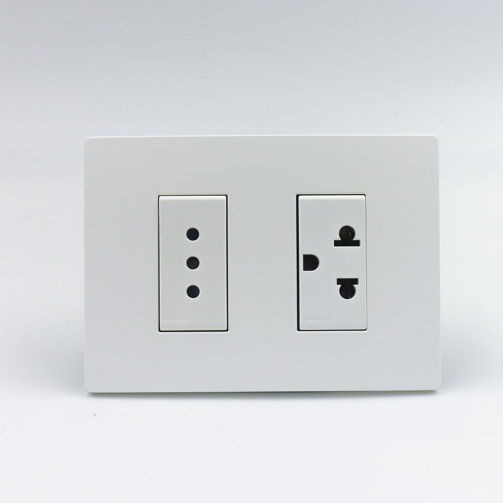 TOMACORRNTE DBLE 1 3 EN LINEA Y 1 UNIVERSAL SINTHESI S33 PLACA BLANCA MATE Y DADO S22 BLANCO