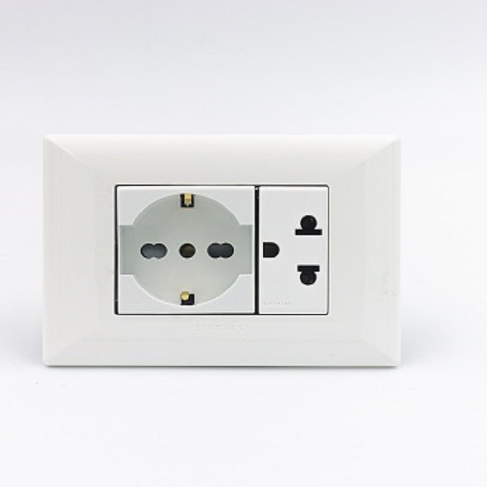 TOMACORRIENTE DOBLE 1 SCHUKO Y 1 UNIVERSAL CON TIERRA SINTHESI S22 PLACA BLANCA Y DADOS BLANCOS