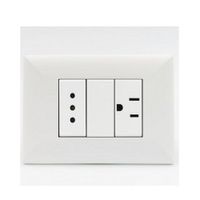 TOMACORRIENTE DOBLE 1 3 EN LINEA Y 1 AMERICANO SINTHESI S17 PLACA BLANCA Y DADOS BLANCOS