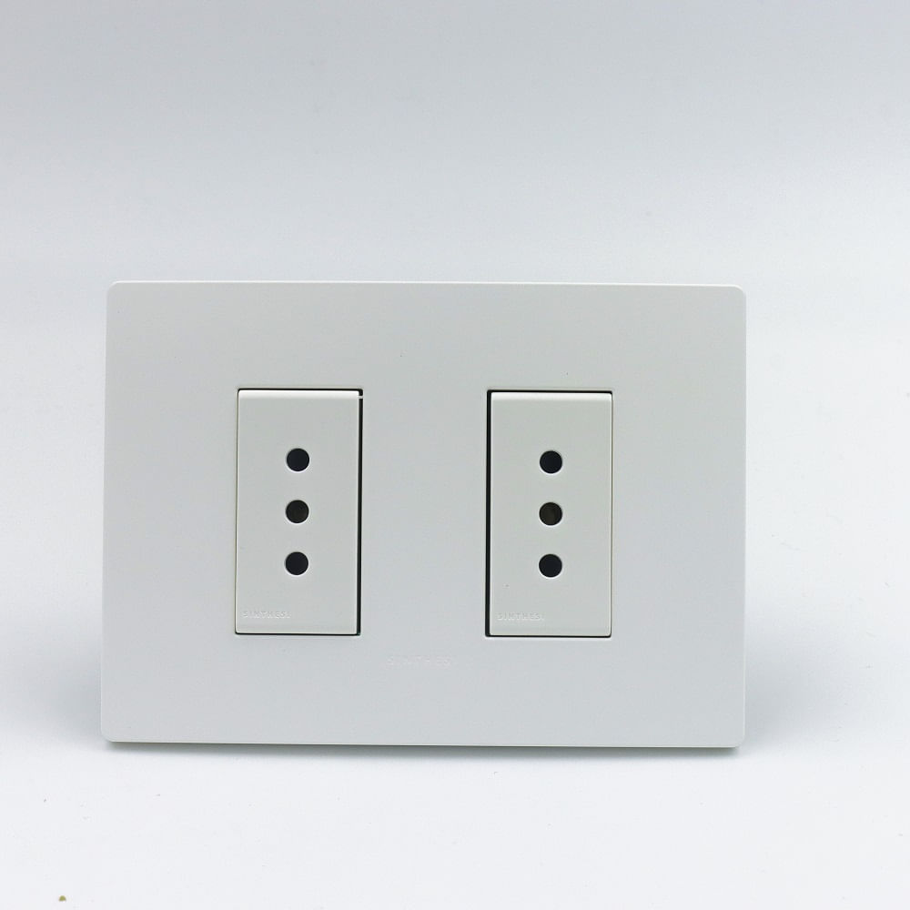 TOMACORRIENTE DOBLE 3 EN LINEA SINTHESI S33 PLACA BLANCA MATE Y DADOS S22 BLANCOS