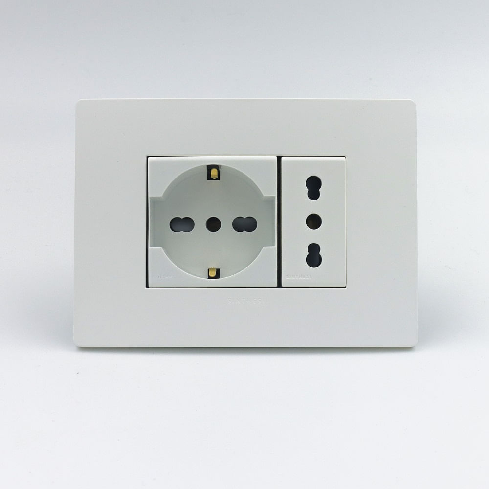 TOMACORRIENTE DOBLE 01 SCHUKO Y 01 3 EN LINEA BIPASO SINTHESI S33 PLACA BLANCA MATE Y DADOS BLANCOS