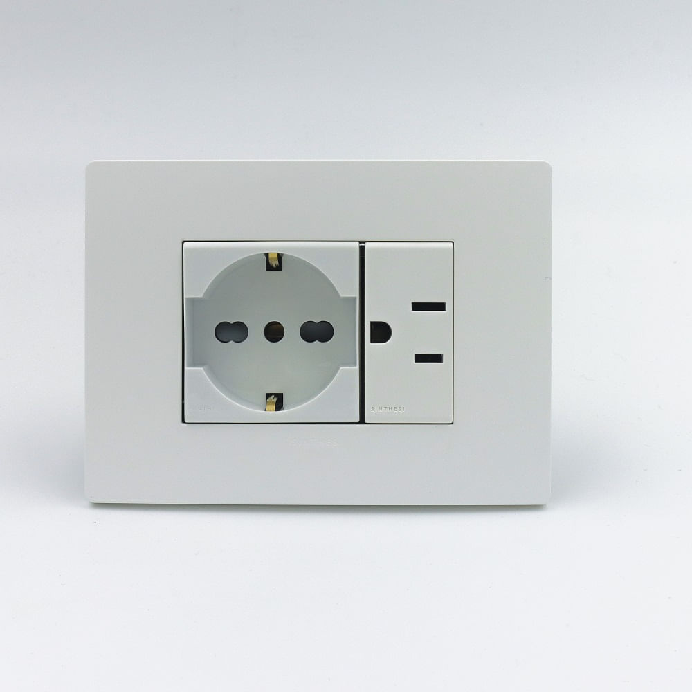 TOMACORRIENTE DOBLE 01 SCHUKO Y 01 AMERICANO SINTHESI S33 PLACA BLANCA MATE Y DADOS BLANCOS