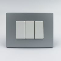 CONMUTADOR DE 3 VIAS TRIPLE SINTHESI S33 PLACA PLATA Y DADOS BLANCOS