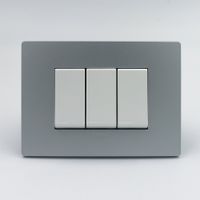 INTERRUPTOR TRIPLE 2 SIMPLE Y 1 CONMUTADOR 3 VIAS SINTHESI S33 PLACA PLATA Y DADOS BLANCOS