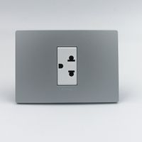 TOMACORRIENTE SIMPLE UNIVERSAL CON TIERRA SINTHESI S33 PLACA PLATA Y DADOS BLANCOS