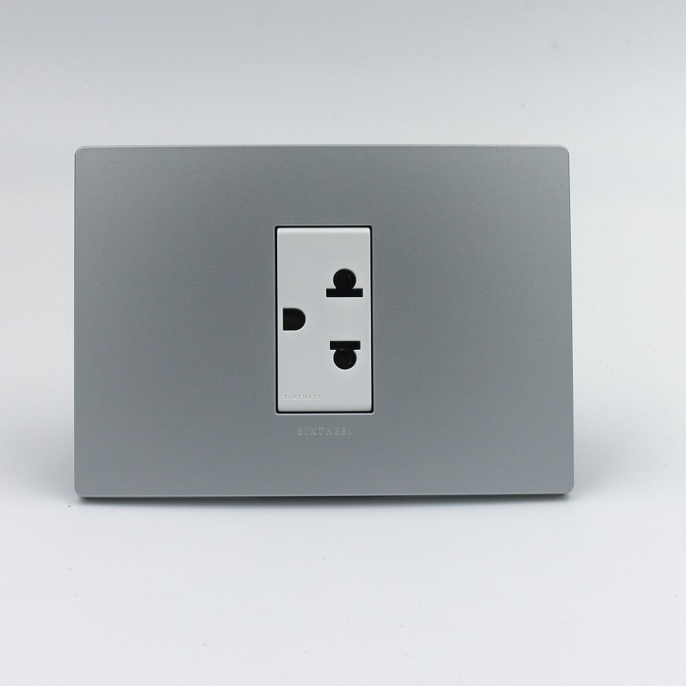 TOMACORRIENTE SIMPLE UNIVERSAL CON TIERRA SINTHESI S33 PLACA PLATA Y DADOS BLANCOS
