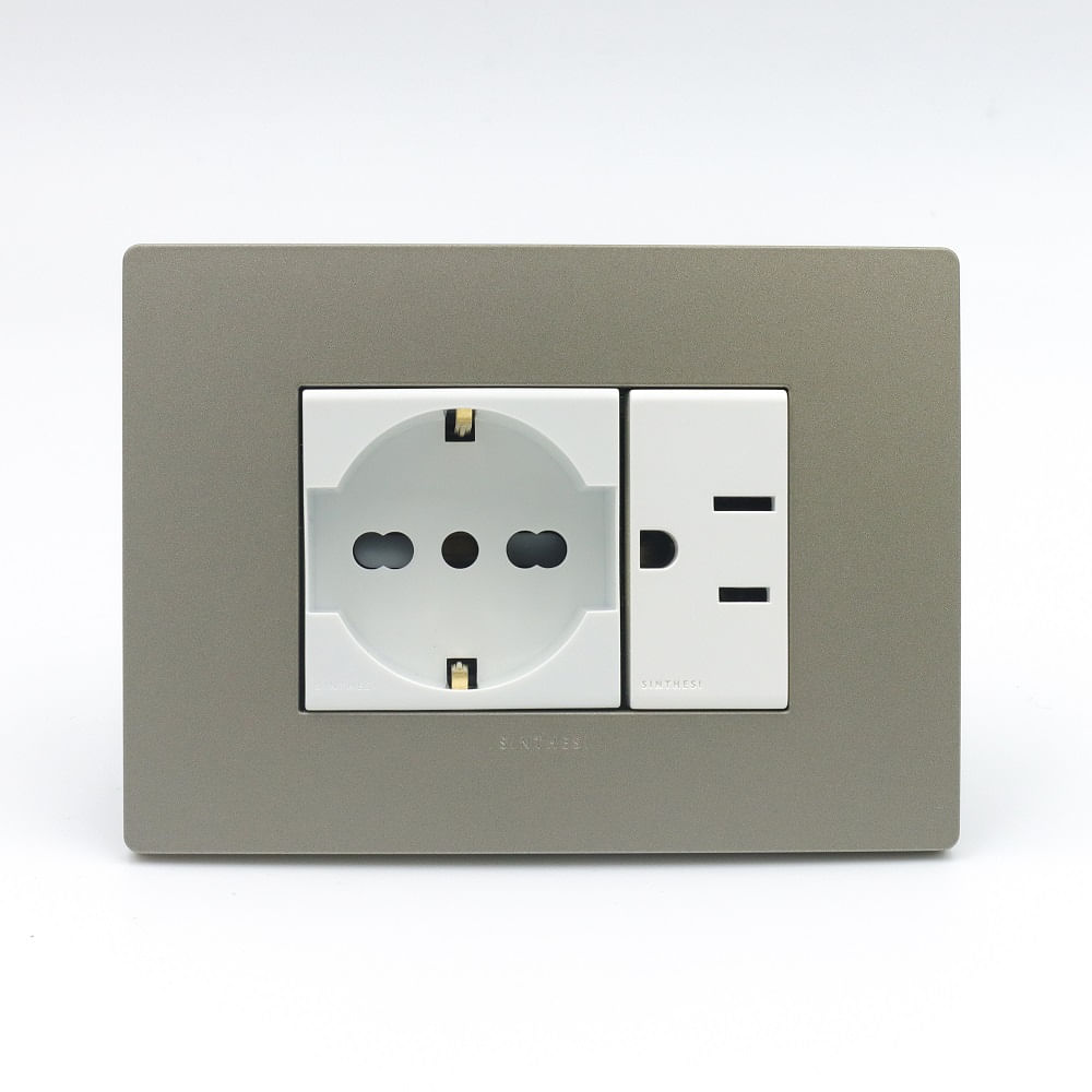 TOMACORRIENTE DOBLE 1 SCHUKO Y 1 AMERICANO SINTHESI S33 PLACA ARENA Y DADOS BLANCOS