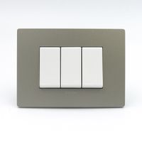 INTERRUPTOR TRIPLE 1 SIMPLE Y 2 CONMUTADOR 3 VIAS SINTHESI S33 PLACA ARENA Y DADOS BLANCOS