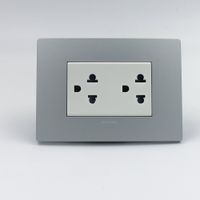TOMACORRIENTE DUPLEX UNIVERSAL CON TIERRA SINTHESI S33 PLATA Y DADO BLANCO