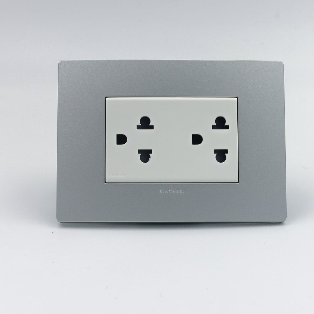 TOMACORRIENTE DUPLEX UNIVERSAL CON TIERRA SINTHESI S33 PLATA Y DADO BLANCO
