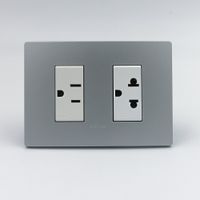 TOMACORRIENTE DOBLE 1 AMERICANO Y 1 UNIVERSAL SINTHESI S33 PLACA PLATA Y DADOS BLANCOS