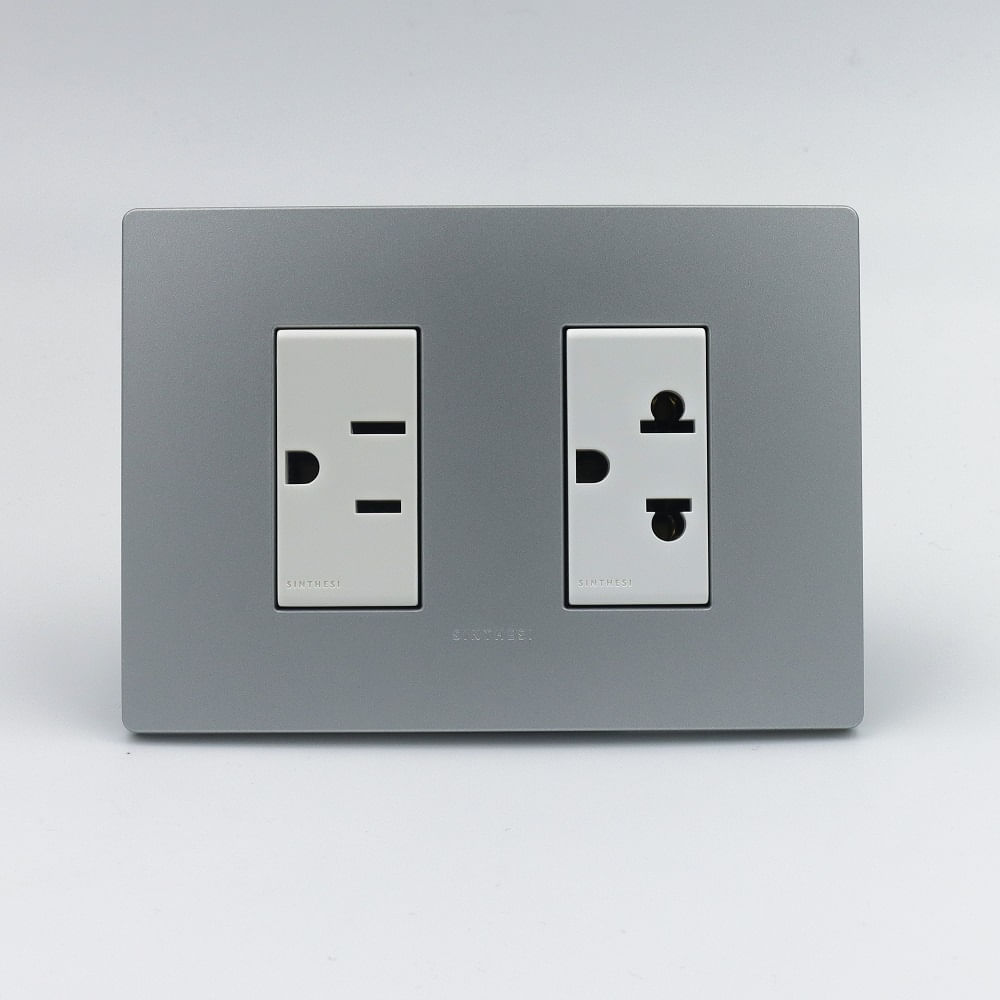 TOMACORRIENTE DOBLE 1 AMERICANO Y 1 UNIVERSAL SINTHESI S33 PLACA PLATA Y DADOS BLANCOS