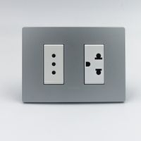 TOMACORRIENTE DOBLE 1 3 EN LINEA Y 1 UNIVERSAL SINTHESI S33 PLACA PLATA Y DADOS BLANCOS